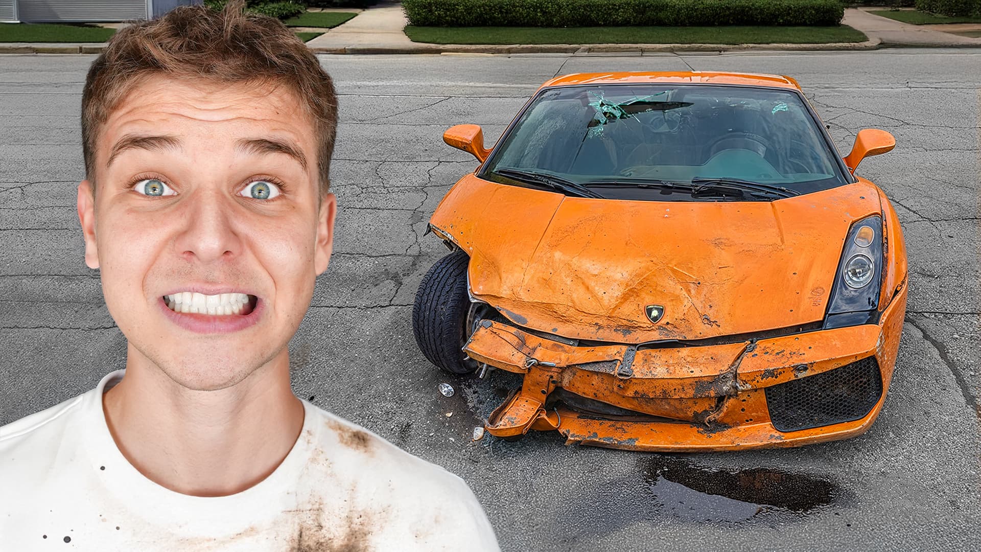 Homme terrifié devant une Lamborghini orange accidentée et totalement détruite sur la route.