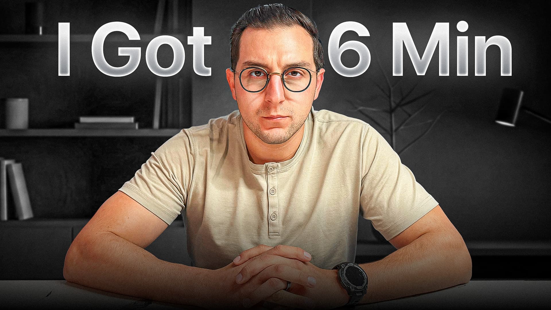 Homme déterminé assis à son bureau avec le texte 'I Got 6 Min' pour un défi de productivité ou de temps limité.