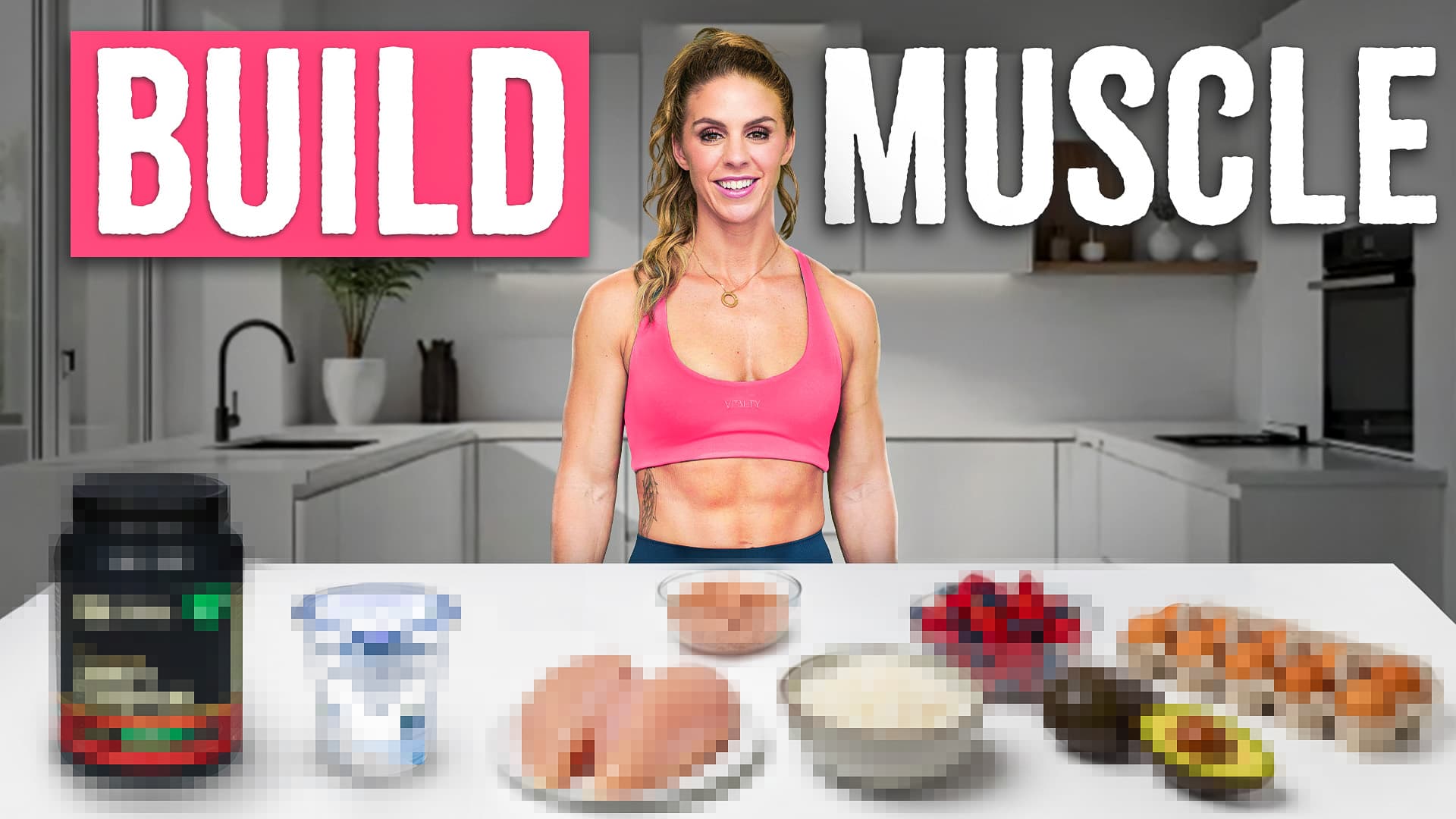 Femme athlétique en brassière rose présentant des aliments de musculation : poulet, œufs, riz, avocat et compléments protéinés.